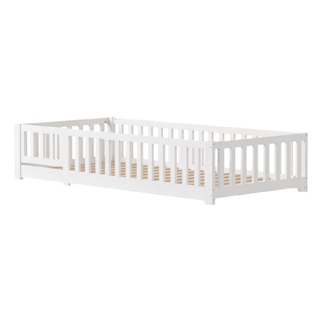 Lit de bébé en bois blanc avec barrières de sécurité